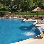 Zecamping 3 Pataugeoire Et Piscine Pet Friendly Et Soirees Animees Chalé